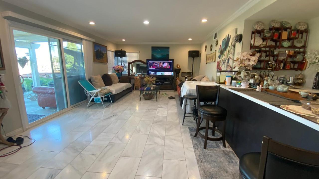 King Bed Big Room Chino Hills Exterior photo